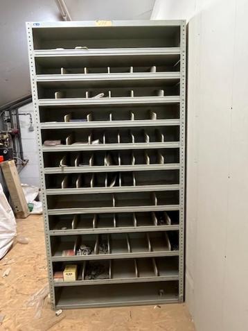 Open Vakkenkast met schotten Rek beschikbaar voor biedingen