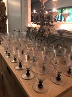 Service 40 verres style Art Déco forme conique pieds noirs, Collections, Verres & Petits Verres, Comme neuf