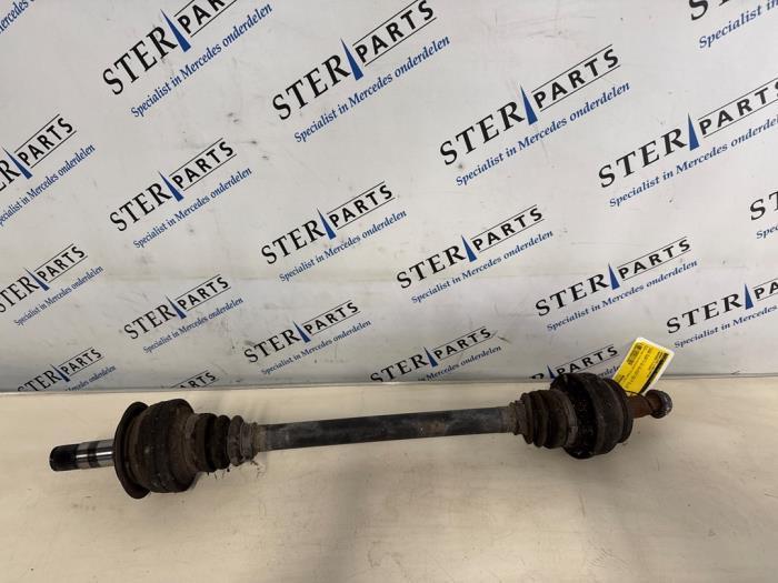 Aandrijfas links-achter van een Mercedes C-Klasse, Auto-onderdelen, Remmen en Aandrijving, Mercedes-Benz, Gebruikt, 3 maanden garantie