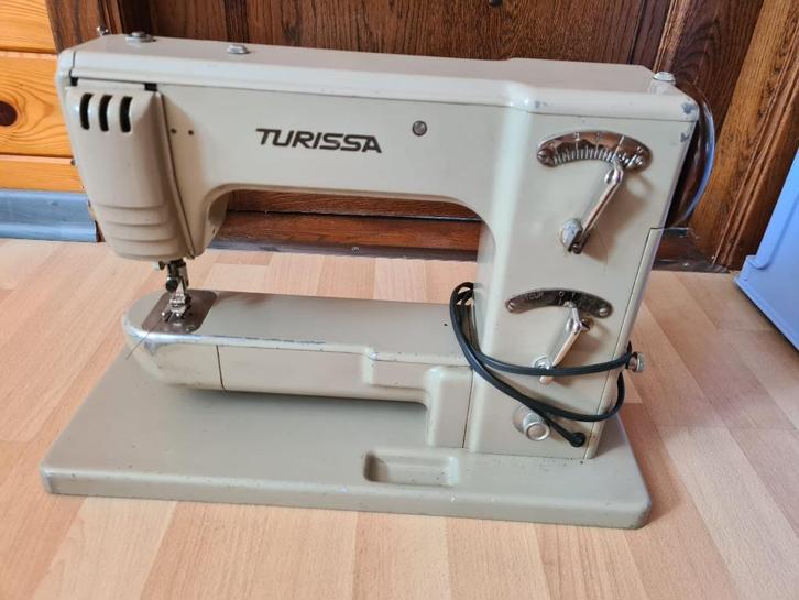 Turissa naaimachine vintage – compleet met originele kap, Antiek en Kunst, Antiek | Naaimachines, Ophalen