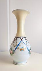 Antieke opaline vaas met bloemen, midden 1800, Antiek en Kunst, Ophalen of Verzenden