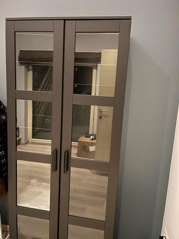 IKEA BRIMNES vitrinekast – zo goed als nieuw, Huis en Inrichting, Ophalen, Met deur(en), Glas, 50 tot 100 cm