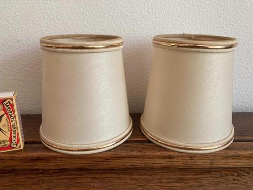 2 kleine klip lampenkapjes met goudkleurig randjes beige wit, Huis en Inrichting, Lampen | Lampenkappen, Gebruikt, Minder dan 25 cm