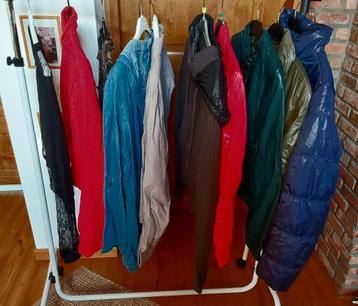 Set van 10 jassen in verschillende kleuren, maat M/L beschikbaar voor biedingen
