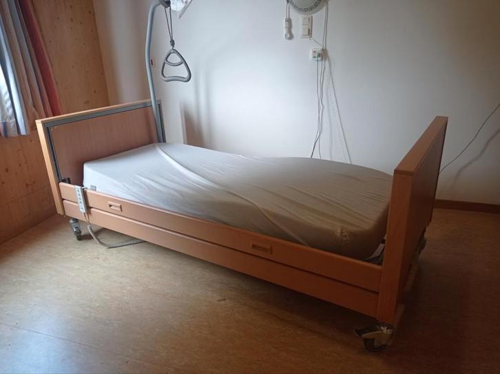 Lit médicalisé Invacare type7042 + matelas, Divers, Matériel Infirmier, Comme neuf, Enlèvement