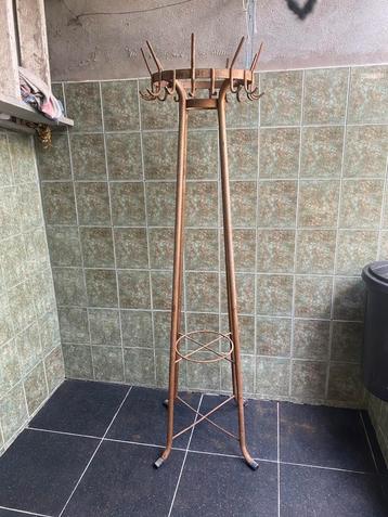 Vintage industriele kapstok mancave beschikbaar voor biedingen
