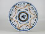 Plat en faïence et majolique du XVIIIe siècle — Lodi de Mous, Enlèvement ou Envoi