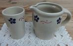 Handgemaakte keramieke kan & beker met blauwe bloemen, -, Comme neuf, Céramique, Autres types