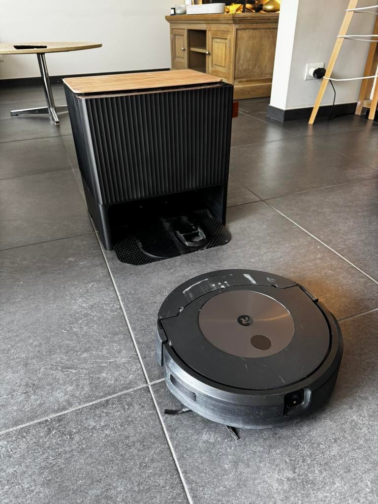 Iroomba j9+ en automatische dock(kapotte batterij), 1600 à 2000 watts, Réservoir, Enlèvement, Utilisé