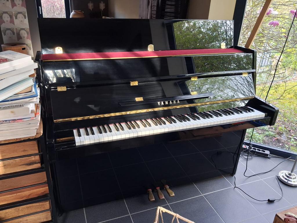 Piano droit Yamaha C109 – Bon état – Sonorité Yamaha, Musique & Instruments, Brillant, Comme neuf, Enlèvement, Piano