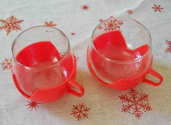 2 tasses en verre et plastique vintage 70's, Maison & Meubles, Cuisine | Vaisselle, Utilisé, Verre, Enlèvement