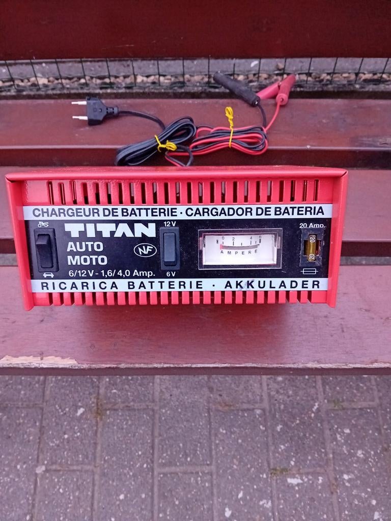 Chargeur de batteries  12 volts comme neuf Pour voiture, Enlèvement