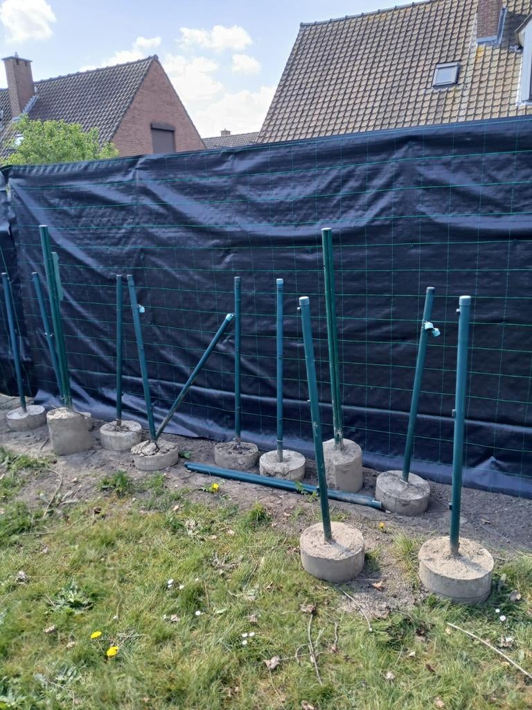 Overtollige palen en draad en hekje zonder sleutel, Ophalen