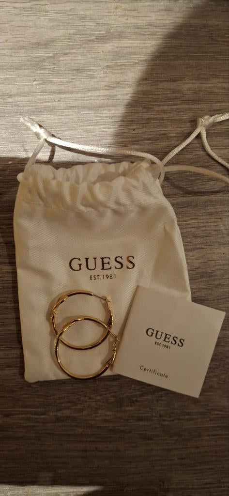 Mooie oorringen van guess, Ophalen