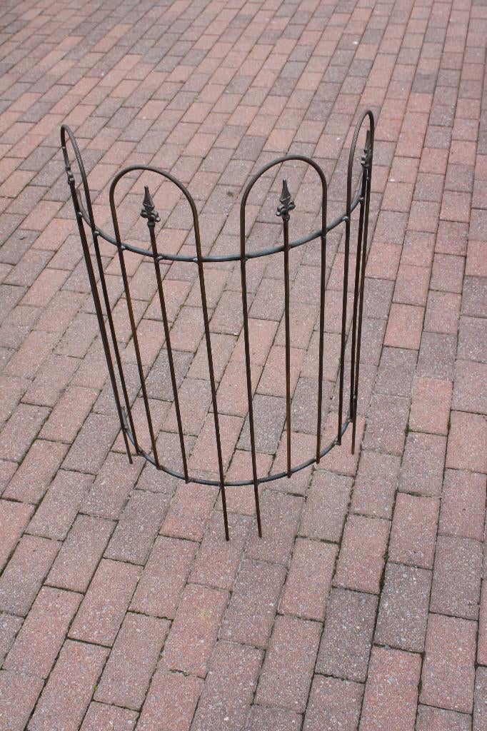 Roestige smeedijzeren plantenklimmers met halve maan., Tuin en Terras, Tuinmeubel-accessoires, Nieuw, Ophalen