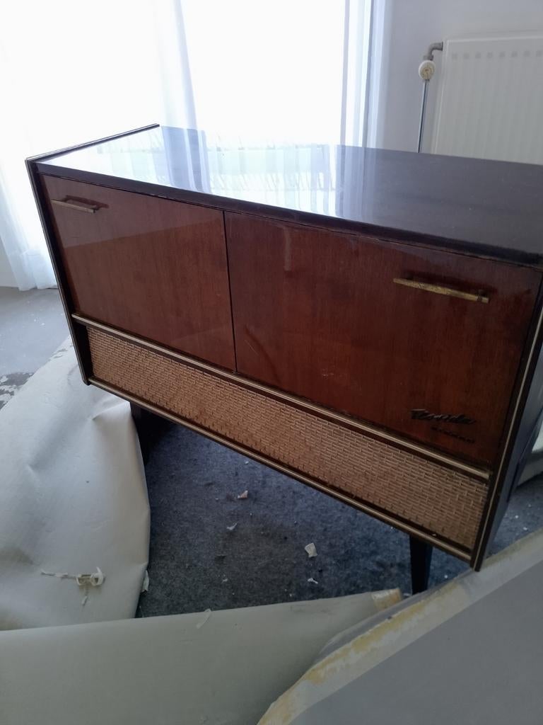 Oude kast met stereo radio, Ophalen