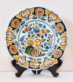 Assiette/plat en Delft coloré., Antiquités & Art, Enlèvement ou Envoi