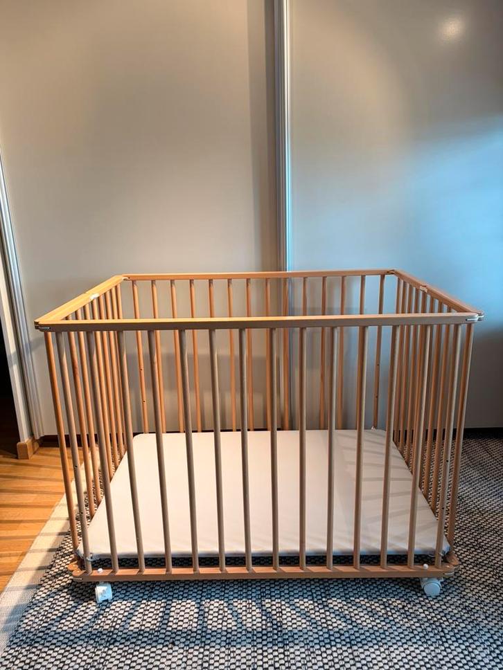 Plooibare houten box, Kinderen en Baby's, Babyparken, Zo goed als nieuw, Rechthoekig, In hoogte verstelbaar, Wieltjes, Ophalen