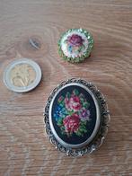 2 broches brodées vintage, Enlèvement ou Envoi