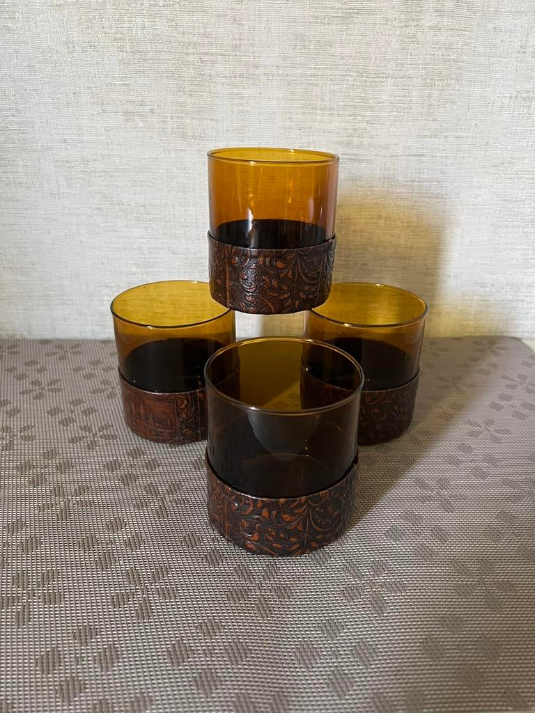 Amberkleurige whiskyglazen van kwartet met leren omhulsel, Antiek en Kunst, Antiek | Glaswerk en Kristal, Ophalen