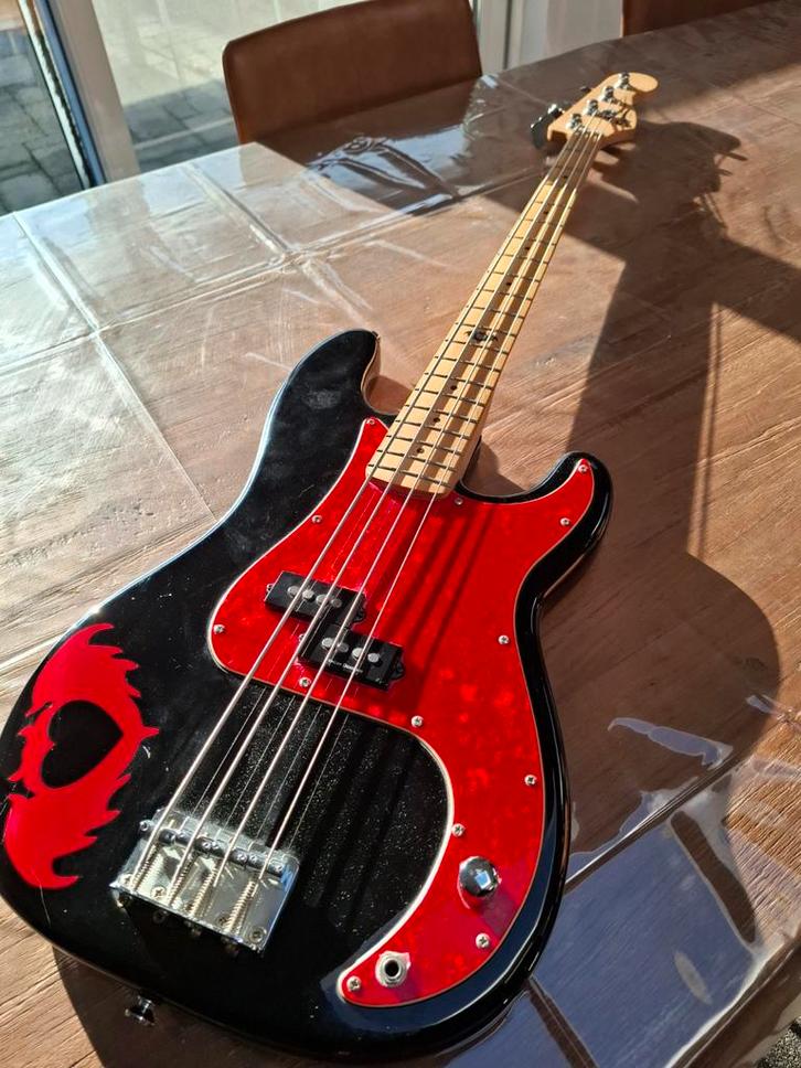 Squier pete wentz, Musique & Instruments, Instruments à corde | Guitares | Basses, Enlèvement