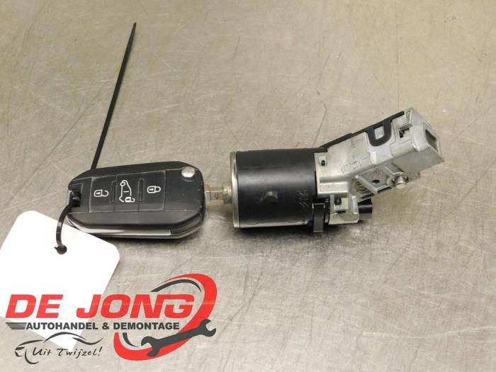 Serrure de contact + clé d'un Peugeot Partner, Autos : Pièces & Accessoires, Autres pièces automobiles, Peugeot, Utilisé, 3 mois de garantie