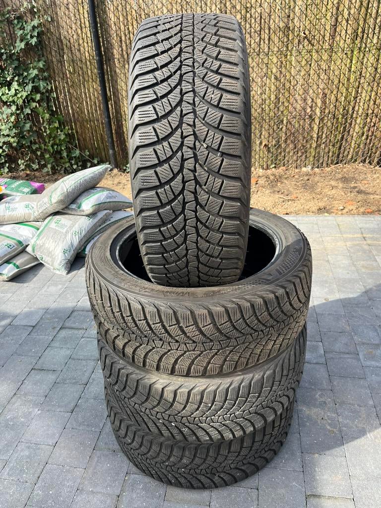 Kumho winterbanden 235/45 R18 98V, 18 inch, Nieuw, 235 mm, Band(en)