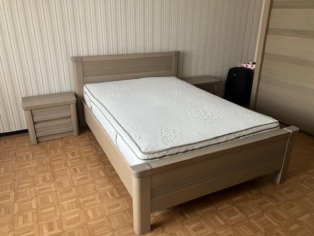 Slaapkamer met nachtkastjes, commode en grote kleerkast..., Enlèvement, Utilisé