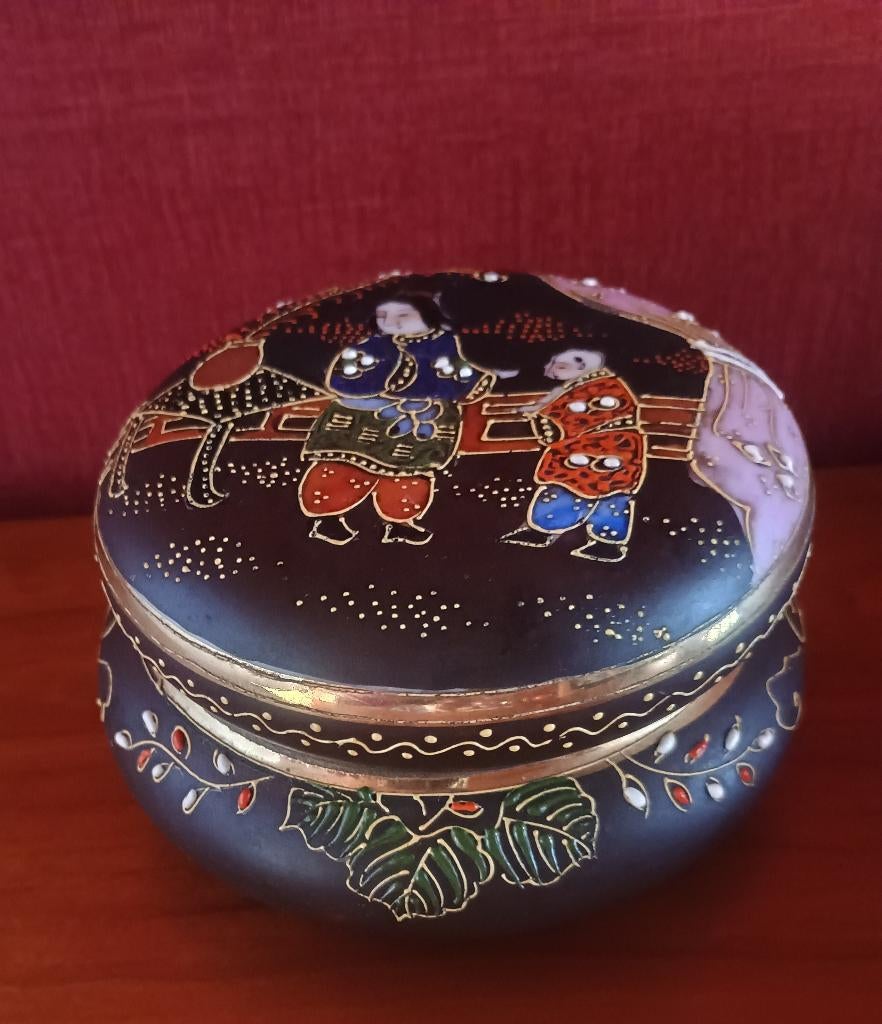 Satsuma Japans sieradendoosje in relief handgeschilderd, Ophalen