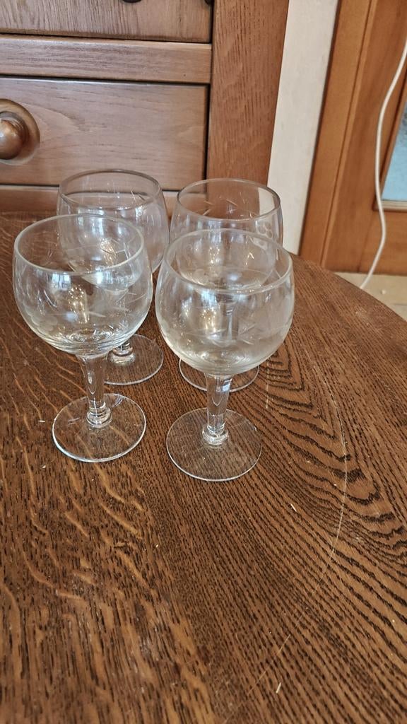 4 verres à vin, Enlèvement