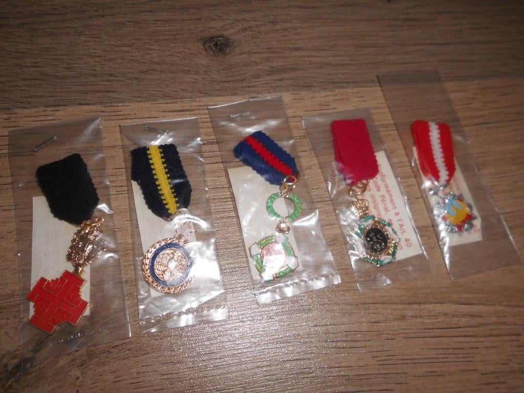 Set van 5 verschillende kleine militaire medailles, Verzamelen, Ophalen of Verzenden