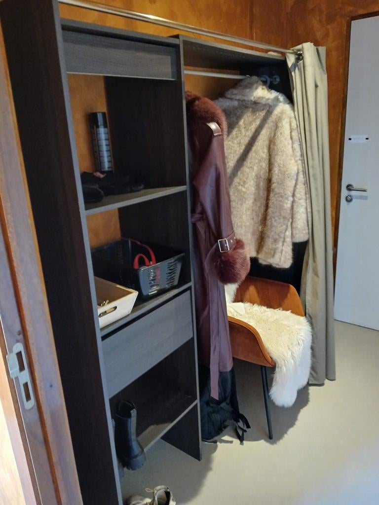 Kledingkast met gordijn, Enlèvement