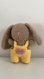 Doudou Adorable lapin avec sa salopette réalisé au crochet, Enfants & Bébés, Neuf