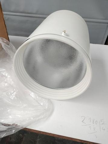 Een licht spatwaterdicht diameter 22 CM. Hoogte 29Cm, Audio, Tv en Foto, Luidsprekerboxen, Ophalen of Verzenden, Nieuw
