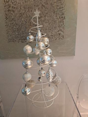 Mooie Standaard met 18 Gevarieerde Zilveren Kerstballen ! beschikbaar voor biedingen