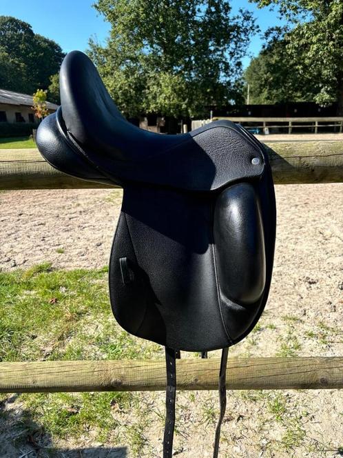 Buitenkans! 1 jaar oud Custom Icon Flight zadel 17 inch, Animaux & Accessoires, Chevaux & Poneys | Selles, Comme neuf, Dressage