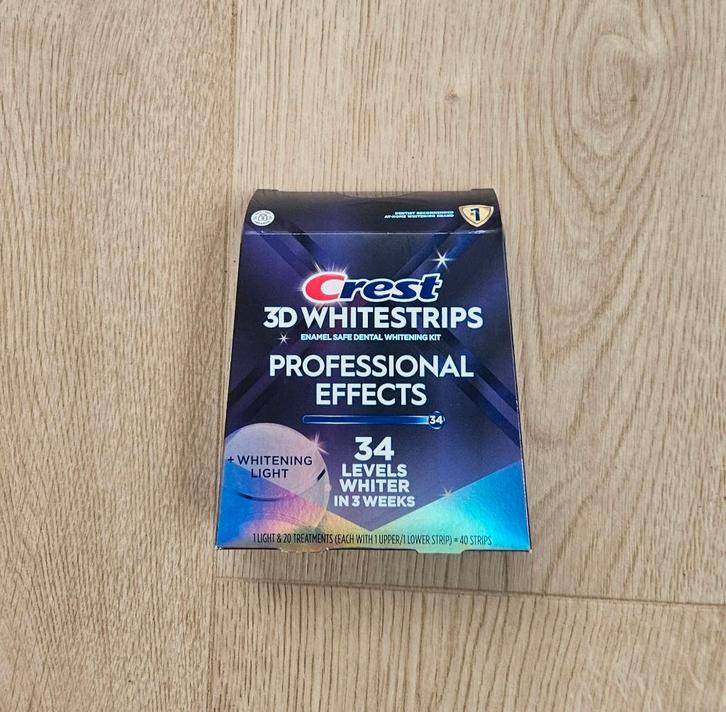 Volle doos CREST 3D Whitestrips + LED - 34 Levels Whiter, Handtassen en Accessoires, Uiterlijk | Mondverzorging, Nieuw, Tandpasta