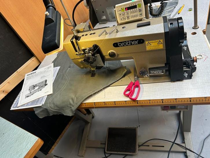 Brother drievoudig dubbel naald leer naaimachine 220V, Hobby en Vrije tijd, Naaimachines en Toebehoren, Zo goed als nieuw, Naaimachine