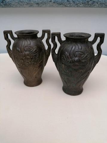 2 zeer oude bronzen kleine vaasjes zeldzame vondst.  beschikbaar voor biedingen