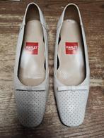 Crème damesschoenen met lage hak en fijn strikje, Kleding | Dames, Trouwkleding en Trouwaccessoires, Wit, Schoenen, Zo goed als nieuw