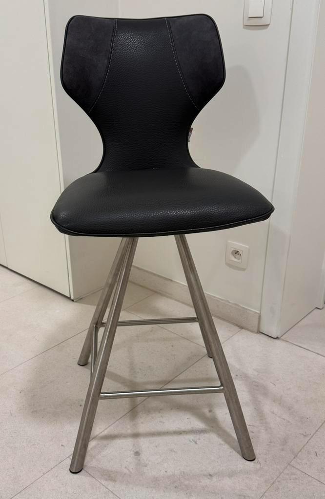 Bar stoel grijs leder 63 cm, Huis en Inrichting, Barkrukken, Zo goed als nieuw, 60 tot 90 cm, Leer, Metaal, 1 kruk, Draaibaar