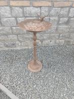 Oude gietijzeren drinkfontein voor vogels op staander, Ophalen