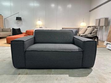 Fest Edge Loveseat Kvadrat Blauw/Grijs – NP: €2.200 beschikbaar voor biedingen