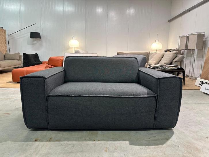 Fest Edge Loveseat Kvadrat Blauw/Grijs – NP: €2.200, Huis en Inrichting, Zetels | Zetels, Rechte bank, Tweepersoons, Minder dan 150 cm