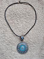 PENDENTIF de fantaisie couleur bleu /métal, cordelette noire, Neuf, Enlèvement ou Envoi, Autres représentations, Autres matériaux