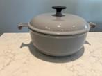 Le Creuset La Mama 20 cm French Grey in nieuwstaat, Huis en Inrichting, Gietijzer, Nieuw, Ophalen of Verzenden, Keramische plaat