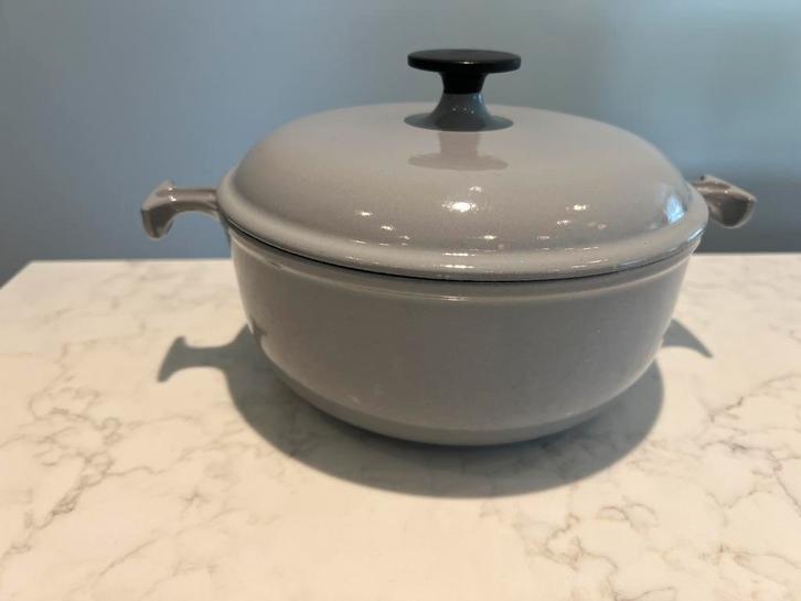 Le Creuset La Mama 20 cm French Grey in nieuwstaat, Huis en Inrichting, Keuken | Potten en Pannen, Nieuw, Koekenpan of Braadpan