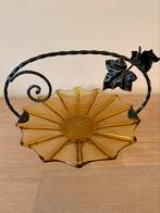 Vintage Schotel in oker kleur met smeedijzer ( luxval? ), Ophalen