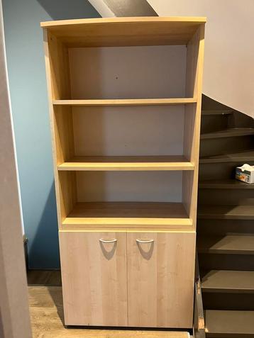 Boekenkast beschikbaar voor biedingen