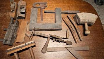 Verzameling antiek gereedschap  beschikbaar voor biedingen